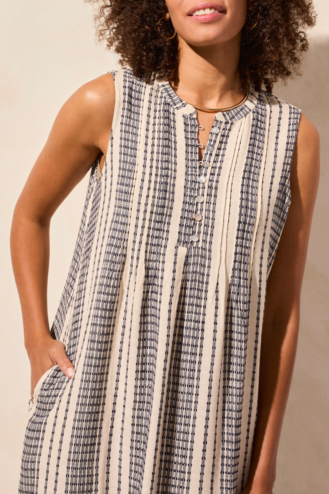 Sleeveless dress pintuck